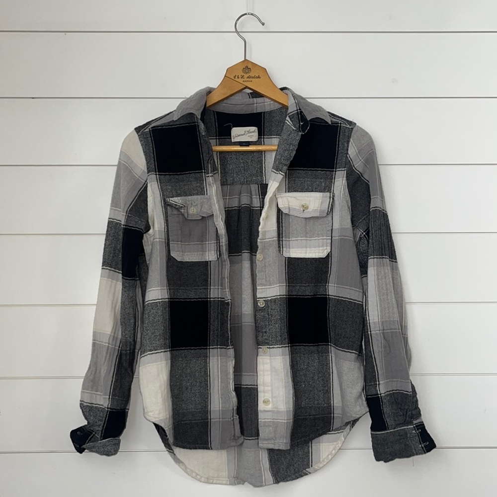 Universal Thread Womens multicolor plad flannel button up